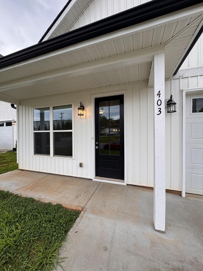 Building Photo - Sign a 12-month lease now and receive the ...