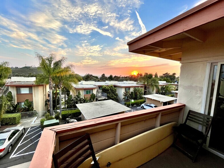Spacious balcony view facing west - 6824 Hyde Park Dr