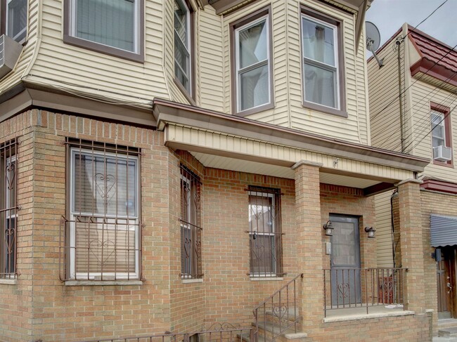 Building Photo - 1209 14th St