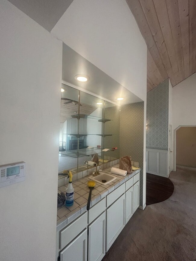 Building Photo - Beautiful Lake Wildwood Home with private back yard.