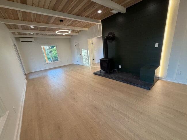 Building Photo - WAL2 - FULLY renovated 3 bed 1.5 bath Duplex on OAKWAY!