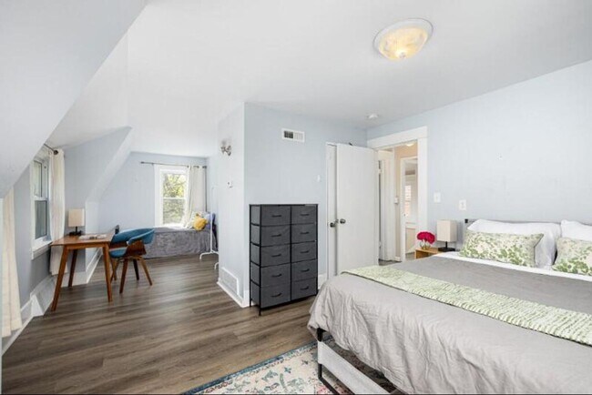 Building Photo - Walk to Downtown Ann Arbor - 3 bed/2 bath