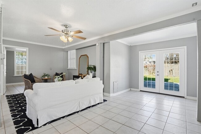 Building Photo - 818 Cedar Rd