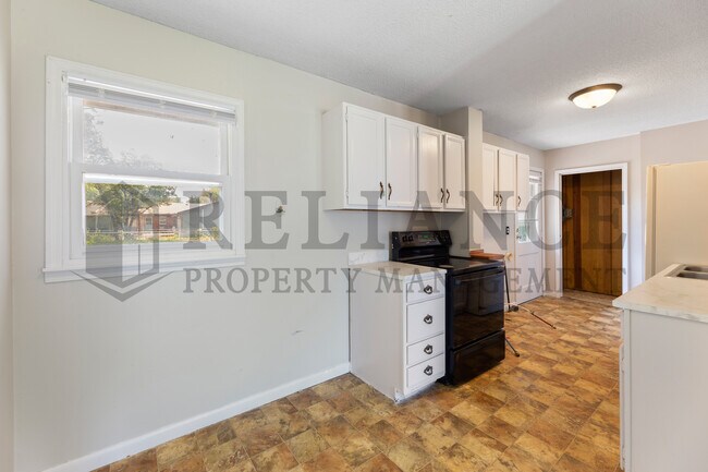 Building Photo - 7429 W Frazier Ln