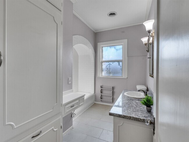 Building Photo - 4625 Bell St