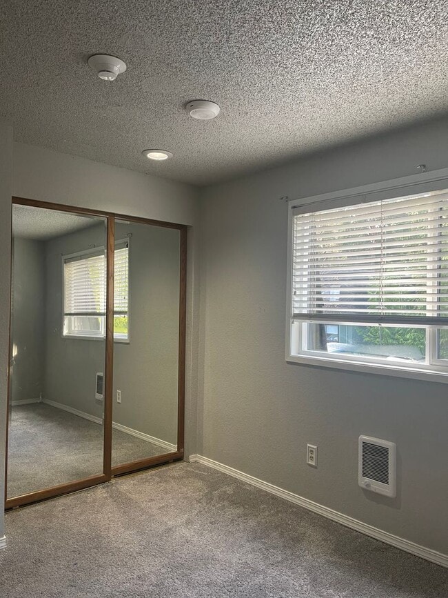 Building Photo - Roomy Lynnwood Townhouse-Style Condo With Upgrades