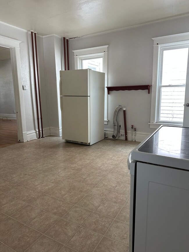 Building Photo - Spacious 1 Bed, 1 Bath in the Heart of Man...