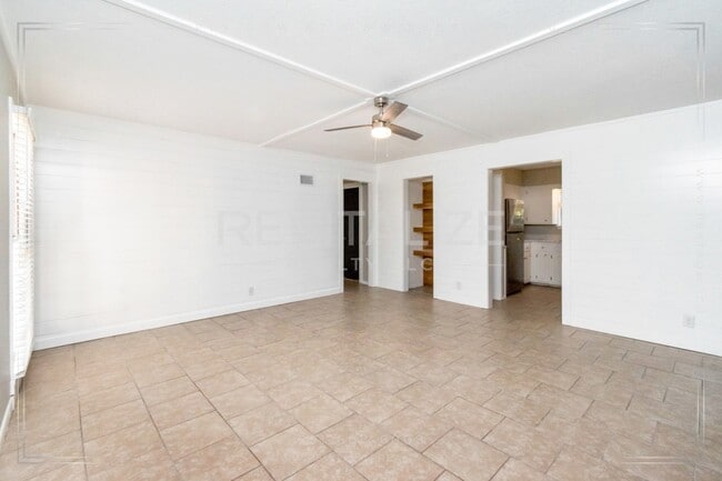 Building Photo - Charming 2/1.5 Apartment in Midtown!