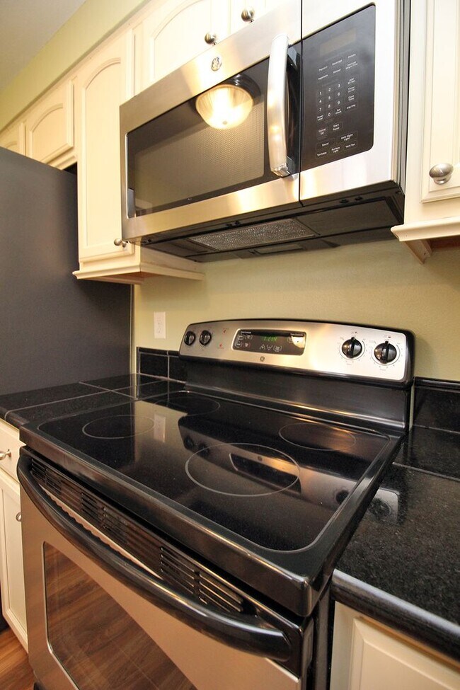 Building Photo - Updated 3 Bed/2 Bath Milwaukie Ranch Home Set On A Gorgeous Lot