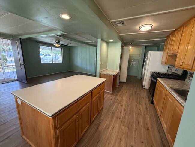 Building Photo - 3 Bedroom Spacious Home - Contact Property Pros