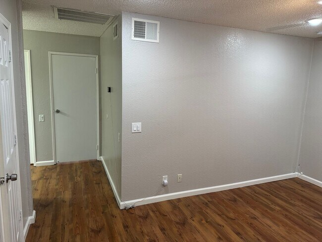 Building Photo - SE Desert Inn and Eastern!! Townhouse with 2 parking Spaces!! Recent Remodel!!