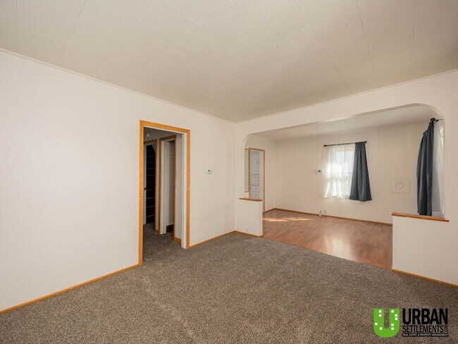 Building Photo - Charming 4-Bedroom Home with Fenced Yard, Garage & Washer/Dryer – North Spokane