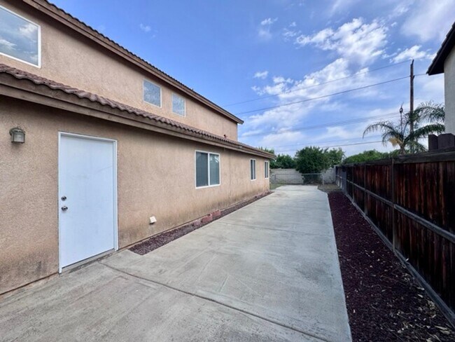 Building Photo - Spacious 4 Bedroom Home with a loft AND bo...