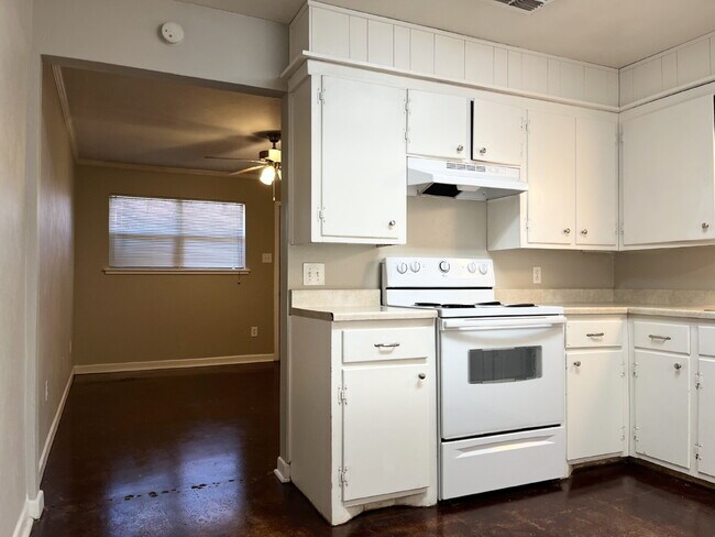 Building Photo - Cute 2/1 Duplex in Great Location!