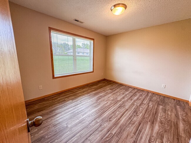 Building Photo - 2 Bedroom, 1 Bath Town Home