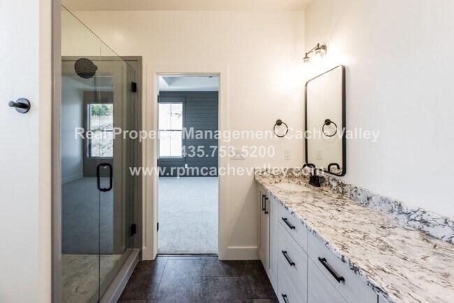 Building Photo - Gorgeous 3 br 2 bath home in Hyde Park! Ha...