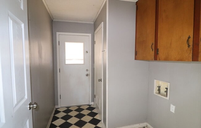 Building Photo - 3 Bedroom home close to local amenities