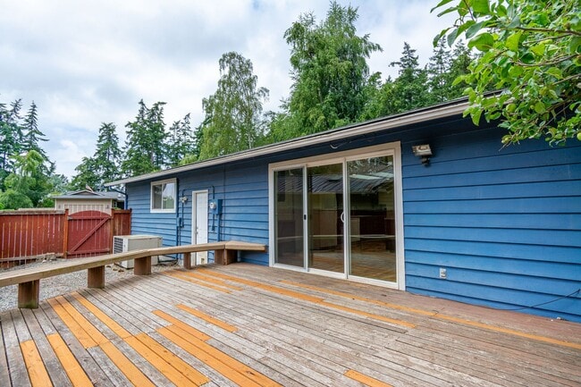 Building Photo - Newly Renovated 3 Bedroom in Oak Harbor