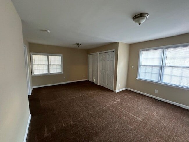 Building Photo - Conveniently located 3 bedroom/2 Bath house