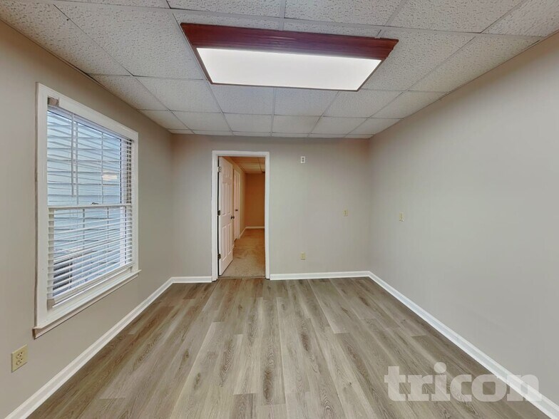 Building Photo - 190 Longwood Dr