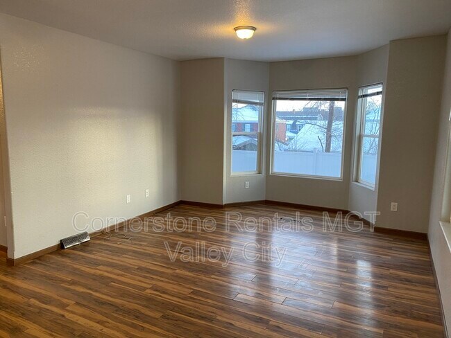 Building Photo - 642 2nd Ave NW