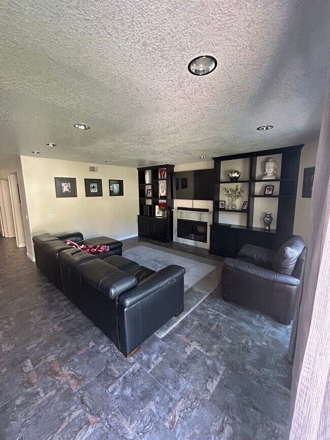 Building Photo - 1046 S Mountcrest Ct