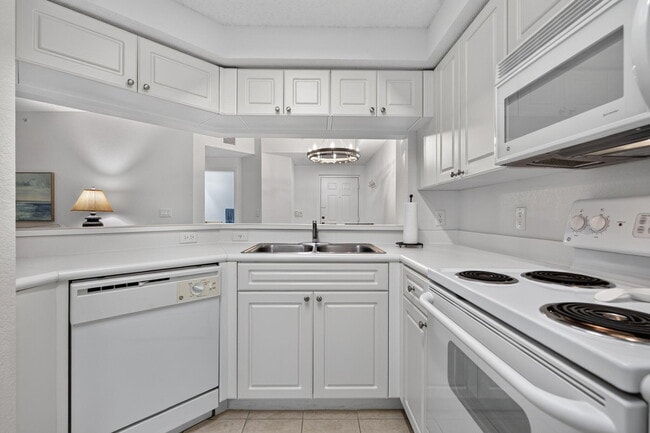 Building Photo - 3020 Alcazar Pl