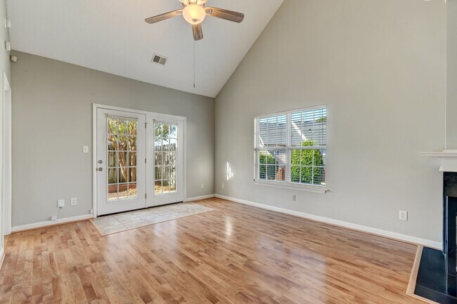 Building Photo - 35 Cambridge Oak Cir