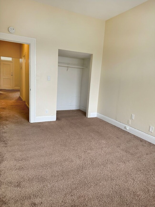 Building Photo - 5bed/2bath Single Family Home!