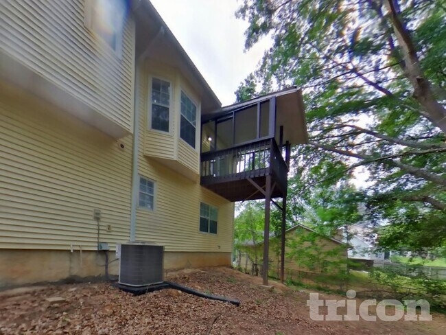 Building Photo - 2407 Windridge Dr NE