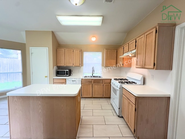 Building Photo - Charming Single-Story Home with Fireplace & Island Kitchen in Cedar Hill!