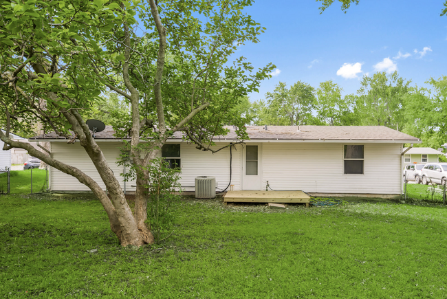 Building Photo - Freshly Renovated Ranch Style Home!!