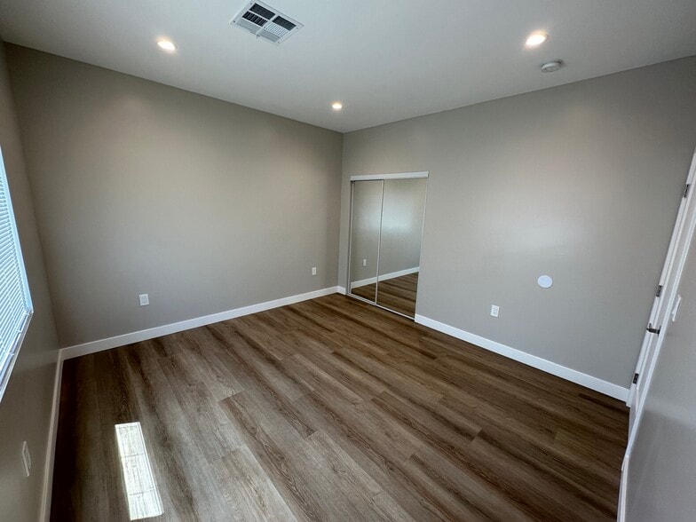 Building Photo - 8436 Oakdale Ave