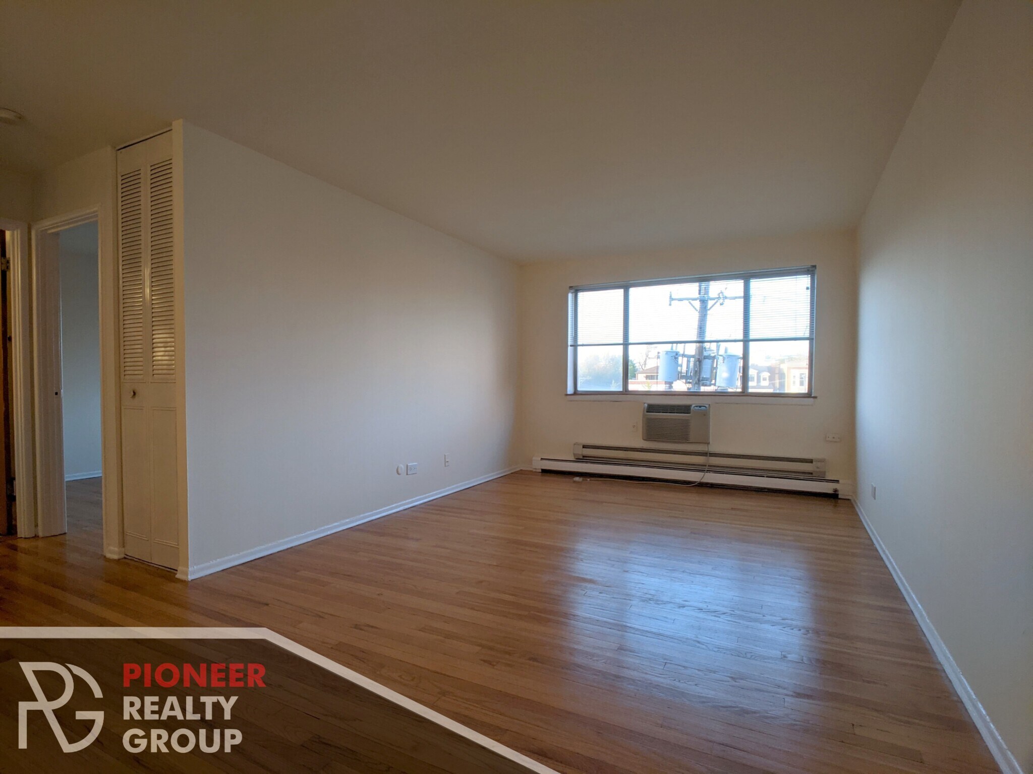 Building Photo - 665 W Wrightwood Ave