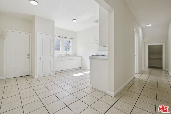 Building Photo - 1464 1/2 W 35th Pl