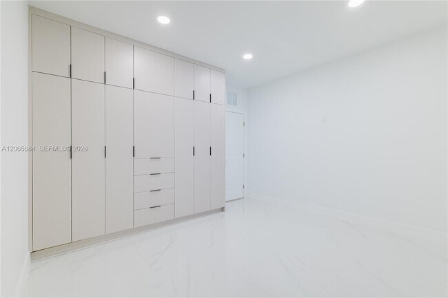 Building Photo - 5261 SW 89th Ave