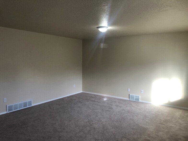 Building Photo - 1124 SW Lost Trail Dr