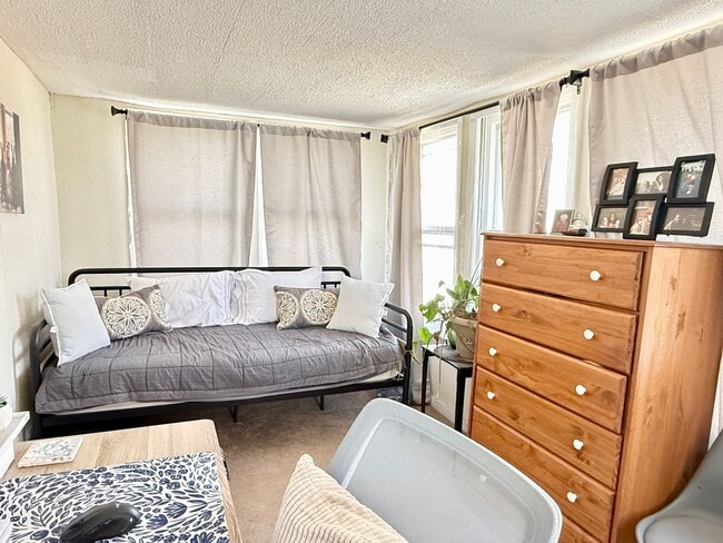 Building Photo - Sunny 1+ Bedroom Single family Home