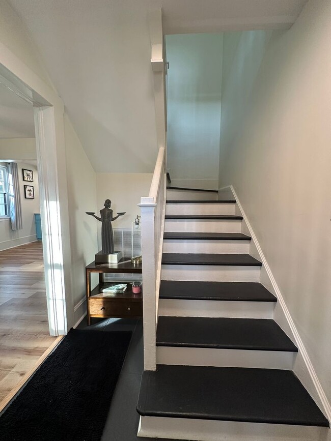 Building Photo - 3 bedroom, 2 bath, furnished Kingsport, TN