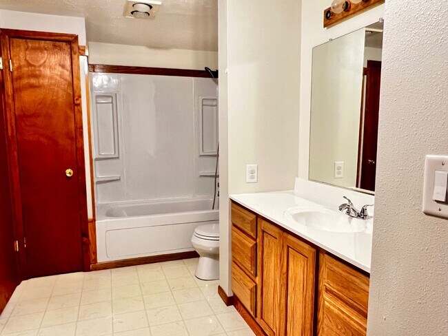 Building Photo - 1047 Oak Dr