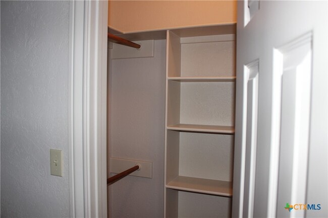 Building Photo - 6001 Country Club Dr