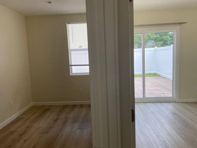 Building Photo - 6924 Encino Ave