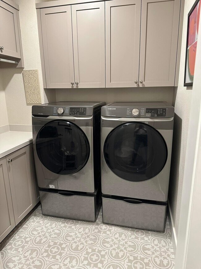 Building Photo - 315 Bluebird Cir