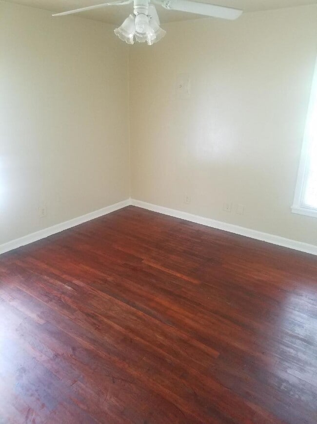 Building Photo - Single-family home Located in East Handley...
