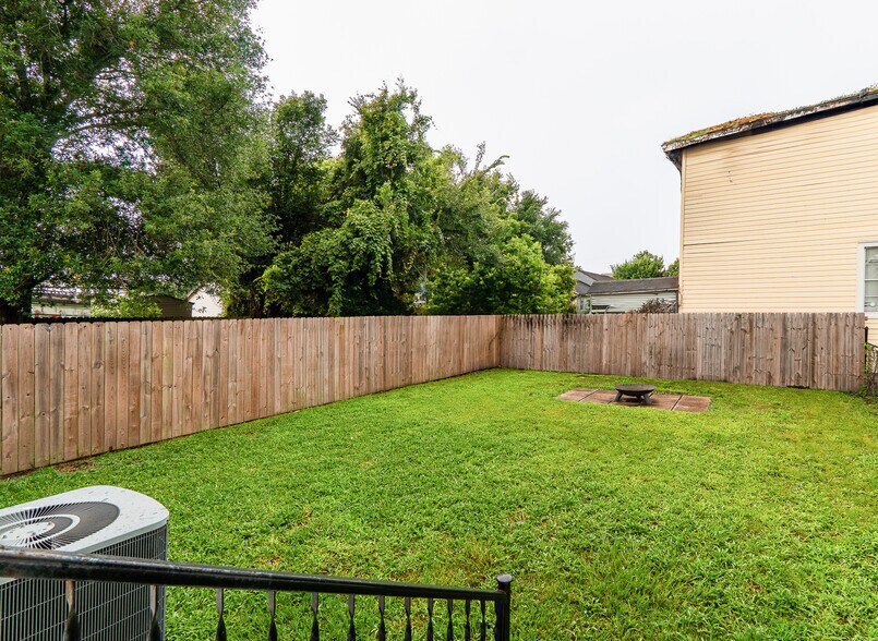 Shared Yard - 1732 Allen St