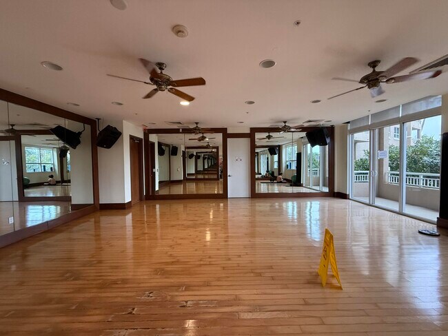Building Photo - 19501 W Country Club Dr