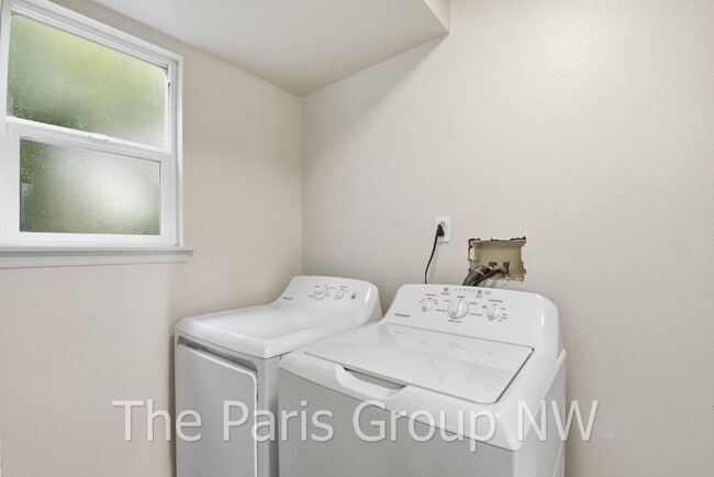 Building Photo - Spectacular Spacious 5BR Home in Sultan * Great Location * New Paint/Flooring/Appliances +++