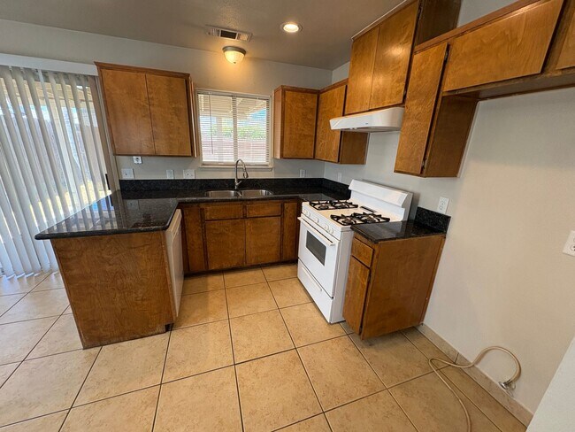 Building Photo - Cozy Home On Spacious Lot In Tulare Available Now!