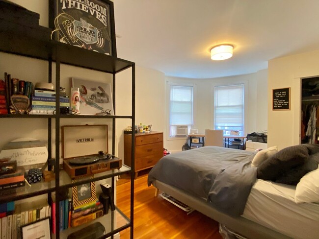 Building Photo - Spacious two bedroom in Brookline