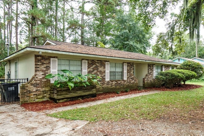 Building Photo - Beautiful 4 bedroom in the heart of Mossy Oaks!